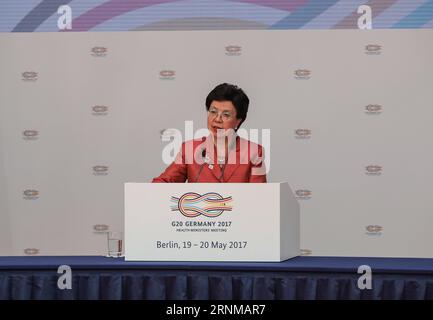 (170519) -- BERLIN, 19. Mai 2017 -- die Generaldirektorin der Weltgesundheitsorganisation (WHO) Margaret Chan hält eine Rede während des G20-Gesundheitsministertreffens am 19. Mai 2017 in Berlin, der Hauptstadt Deutschlands. Das Treffen der G20-Gesundheitsminister begann am Freitag und wird bis Samstag dauern. )(gl) DEUTSCHLAND-BERLIN-G20-GESUNDHEITSMINISTERTREFFEN ShanxYuqi PUBLICATIONxNOTxINxCHN Berlin 19. Mai 2017 WHO-Generaldirektorin Margaret Chan hält eine Rede während des G20-Gesundheitsministertreffens in der Hauptstadt Berlins AM 19. Mai 2017 begann das G20-Gesundheitsministertreffen Stockfoto