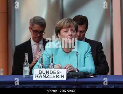 Bilder des Tages (170519) -- BERLIN, 19. Mai 2017 -- Bundeskanzlerin Angela Merkel nimmt am 19. Mai 2017 am G20-Treffen der Gesundheitsminister in Berlin, der Hauptstadt Deutschlands, Teil. Das Treffen der G20-Gesundheitsminister begann am Freitag und wird bis Samstag dauern. ) (gl) DEUTSCHLAND-BERLIN-G20-GESUNDHEITSMINISTERTREFFEN ShanxYuqi PUBLICATIONxNOTxINxCHN Bilder der Tag Berlin 19. Mai 2017 Bundeskanzlerin Angela Merkel nimmt AM 19. Mai 2017 an der G20-Gesundheitsministertagung in der Hauptstadt Berlins Teil das G20-Gesundheitsministertreffen hat AM Freitag begonnen und wird bis Samstag geladen GL Deutschland Berlin G20 H Stockfoto