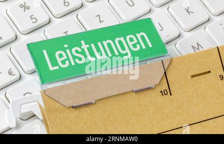 Ein brauner Ordner mit der Bezeichnung Services auf deutsch - Leistungen Stockfoto