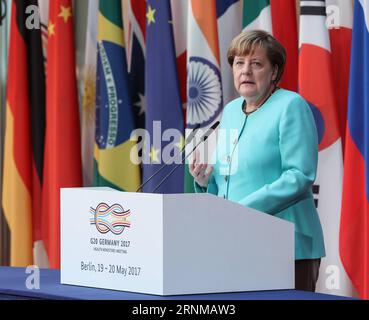 (170519) -- BERLIN, 19. Mai 2017 -- Bundeskanzlerin Angela Merkel hält eine Rede während des G20-Gesundheitsministertreffens am 19. Mai 2017 in Berlin, der Hauptstadt Deutschlands. Das Treffen der G20-Gesundheitsminister begann am Freitag und wird bis Samstag dauern. ) (gl) DEUTSCHLAND-BERLIN-G20-GESUNDHEITSMINISTERTREFFEN ShanxYuqi PUBLICATIONxNOTxINxCHN Berlin 19. Mai 2017 Bundeskanzlerin Angela Merkel hält eine Rede während des G20-Gesundheitsministertreffens in der Hauptstadt Berlins AM 19. Mai 2017 das G20-Gesundheitsministertreffen startete AM Freitag und wird bis Samstag geladen GL Deutschland Berlin G20 Stockfoto