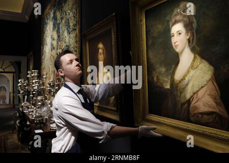 (170520) -- LONDON, 20. Mai 2017 -- ein Mitarbeiter von Sotheby's stellt ein Gemälde mit dem Titel Portrait of Mrs Richard-Pennant von Sir Joshua Reynolds aus dem Haus von Lord Ballyedmond in Belgravia vor, das im Auktionshaus von Sotheby präsentiert wird und an das Adelshaus in London, Großbritannien, erinnert, das am 19. Mai 2017 in London stattfand. (gj) BRITAIN-LONDON-SOTHEBY S-THE BALLYEDMOND COLLECTION RayxTang PUBLICATIONxNOTxINxCHN London 20. Mai 2017 ein Mitarbeiter von Sotheby S KORRIGIERT ein Gemälde mit dem Titel Portrait of Mrs Richard Pennant von dem Künstler Sir Joshua Reynolds aus dem Belgravia Home of Lord presented in the S Stockfoto