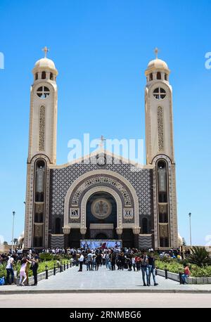 (170521) -- ALEXANDRIA, 21. Mai 2017 -- Menschen besuchen eine Gedenkstätte für die Opfer der Kirchenexplosion in Alexandria, die letzten Monat im MaryMina-Kloster in Alexandria, Ägypten, am 20. Mai 2017 geschah. Gedenkveranstaltungen für die Blasten in Alexandria und Tanta wurden am Samstag, 40 Tage nach den Terroranschlägen, in einigen ägyptischen Städten abgehalten. ÄGYPTEN-ALEXANDRIA-MEMORIAL-CHURCH BLAST AsmaaxAbdelatif PUBLICATIONxNOTxINxCHN Alexandria 21. Mai 2017 Prominente besuchen eine Gedenkstätte für die Opfer der Alexandria Church BLAST Happened Load Month IM Kloster in Alexandria Ägypten AM 20. Mai 2017 Memorial Stockfoto