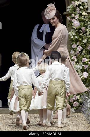 (170520) -- ENGLEFIELD (GROSSBRITANNIEN), 20. Mai 2017 () -- Catherine, die Herzogin von Cambridge, die Schwester von Pippa Middleton kommt in St. Mark’s Church mit den Blumenmädchen und Pageboys zur Hochzeit von Pippa Middleton und James Matthews in Englefield, Großbritannien am 20. Mai 2017. Pippa Middleton, die Schwester von Catherine, Herzogin von Cambridge, heiratete hier am Samstag James Matthews. () -UK OUT- BRITAIN-ENGLEFIELD-PIPPA MIDDLETOWN-JAMES MATTHEWS-WEDDING Xinhua PUBLICATIONxNOTxINxCHN Englefield Britain 20. Mai 2017 Catherine die Herzogin von Cambridge die Schwester von Pippa Middleton kommt IN St Mark an Stockfoto