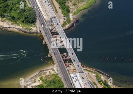 (170520) -- NEW YORK, 20. Mai 2017 -- Foto vom 19. Juli 2016 zeigt die Baustelle des Sanierungsprojekts der Gerritsen Inlet Bridge, das von in New York, USA, durchgeführt wurde. , Ein chinesisches Bauunternehmen, begann sein Geschäft in den Vereinigten Staaten im Jahr 2000 mit nur 12 Mitarbeitern und weniger als 10 Millionen Dollar Jahresumsatz. Im Jahr 2016 beschäftigte sie rund 2.000 Arbeiter, von denen 98 Prozent Amerikaner sind. Der Umsatz stieg auf 2 Milliarden Dollar. Ausländische Direktinvestitionen (Foreign Direct Investment, ADI) zwischen China und den Vereinigten Staaten erreichten im Jahr 2016 ein Allzeithoch von 60 Milliarden US-Dollar. Stockfoto