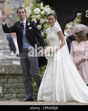 (170520) -- ENGLEFIELD (GROSSBRITANNIEN), 20. Mai 2017 () -- Pippa Middleton (R) und James Matthews lächeln nach ihrer Hochzeit in St. Mark s Church in Englefield, Großbritannien am 20. Mai 2017. Pippa Middleton, die Schwester von Catherine, Herzogin von Cambridge, heiratete hier am Samstag James Matthews. () -UK OUT- BRITAIN-ENGLEFIELD-PIPPA MIDDLETOWN-JAMES MATTHEWS-WEDDING Xinhua PUBLICATIONxNOTxINxCHN ENGLEFIELD Großbritannien 20. Mai 2017 Pippa Middleton r und James Matthews lächeln nach ihrer Hochzeit in DER St. Mark S Church in Englefield Großbritannien AM 20. Mai 2017 Pippa Middleton, die Schwester der Catherine Duchess of Cambridge Ma Stockfoto