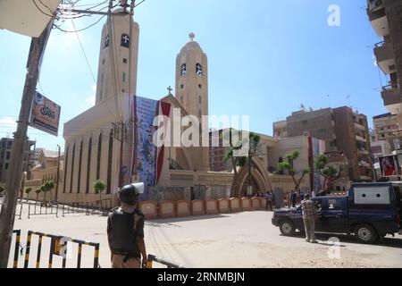 (170521) -- TANTA, 21. Mai 2017 -- Sicherheitspersonen stehen am 20. Mai 2017 vor der Mar Girgis Kirche in Tanta, Ägypten, auf der Wache. In einigen ägyptischen Städten fanden am Samstag, 40 Tage nach den Terroranschlägen, Gedenkveranstaltungen für die Opfer von Alexandria und der Tanta-Kirche statt. ) ÄGYPTEN-TANTA-MEMORIAL-CHURCH BLAST AhmedxGomaa PUBLICATIONxNOTxINxCHN Tanta 21. Mai 2017 Sicherheitspersonen stehen vor der Mar Girgis-Kirche in Tanta Ägypten AM 20. Mai 2017 Gedenkveranstaltungen für die Opfer von Alexandria und Tanta Church BLAST Happened Load Month Wie Hero in so Stockfoto