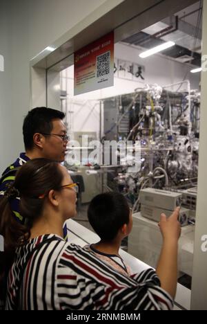 (170521) -- PEKING, 21. Mai 2017 -- Eine Familie besucht das Supraleiterlabor des Instituts für Physik der Chinesischen Akademie der Wissenschaften (CAS) in Peking, Hauptstadt Chinas, 20. Mai 2017. Insgesamt nahmen 116 Forschungsinstitute des CAS in ganz China am 13. Tag der öffentlichen Wissenschaft Teil, der am Samstag begann. )(wyo) CHINA-BEIJING-CAS-PUBLIC SCIENCE DAY (CN) JinxLiwang PUBLICATIONxNOTxINxCHN Peking 21. Mai 2017 eine Familie besucht das Supraleiter-Labor des Instituts für Physik in der Chinesischen Akademie der Wissenschaften CAS in Peking Hauptstadt von China 20. Mai 2017 insgesamt 116 Forschungsinstitut von Stockfoto