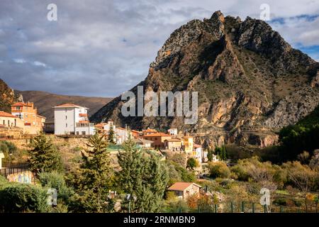 Malerischer Blick auf das Dorf Arnedillo in Spanien Stockfoto