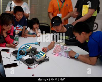 (170521) -- PEKING, 21. Mai 2017 -- Kinder nehmen an einem Experiment in einem Labor des Instituts für Physik der Chinesischen Akademie der Wissenschaften (CAS) in Peking, Hauptstadt Chinas, am 20. Mai 2017 Teil. Insgesamt nahmen 116 Forschungsinstitute des CAS in ganz China am 13. Tag der öffentlichen Wissenschaft Teil, der am Samstag begann. )(wyo) CHINA-BEIJING-CAS-PUBLIC SCIENCE DAY (CN) JinxLiwang PUBLICATIONxNOTxINxCHN Peking 21. Mai 2017 Kinder nehmen an Experimenten in einem Labor des Instituts für Physik in der Chinesischen Akademie der Wissenschaften CAS in Peking Hauptstadt von China AM 20. Mai 2017 insgesamt 116 Resea Teil Stockfoto