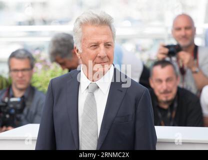 (170521) -- CANNES, 21. Mai 2017 -- Schauspieler Dustin Hoffman posiert für einen Fotoruf des Films The Meyerowitz Stories während der 70. Filmfestspiele in Cannes, Frankreich, am 21. Mai 2017. )(rh) FRANCE-CANNES-70th CANNES FILM FESTIVAL- THE MEYEROWITZ STORIES -PHOTOCALL XuxJinquan PUBLICATIONxNOTxINxCHN Cannes 21. Mai 2017 Schauspieler Dustin Hoffman posiert für einen Fotocall des Films The Meyerowitz Stories während des 70. Cannes Film Festivals in Cannes Frankreich AM 21. Mai 2017 RH Frankreich Cannes 70 Meyerowitz Stories Foto rufen XuxJinquan PUBLICATIONxNOTxINxCHN Stockfoto