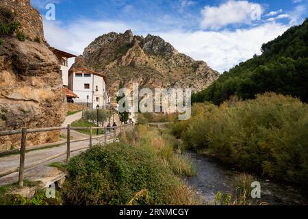 Malerischer Blick auf das Dorf Arnedillo mit dem Fluss Cidacos Stockfoto