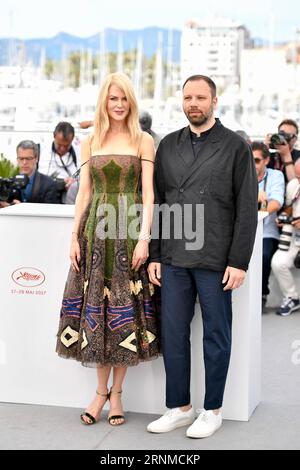 (170522) -- CANNES, 22. Mai 2017 -- Schauspielerin Nicole Kidman (L) und Regisseur Yorgos Lanthimos des Films The Killing of A Sacred Deer Pose für Ein Foto in Cannes, Frankreich am 22. Mai 2017. Der Film The Killing of A Sacred Deer unter der Regie des griechischen Regisseurs Yorgos Lanthimos wird für die Palme d oder auf dem 70. Filmfestival von Cannes antreten. )(zf) FRANKREICH-CANNES-FILMFESTIVAL-DIE ERMORDUNG Eines HEILIGEN HIRSCHES ChenxYichen PUBLICATIONxNOTxINxCHN Cannes 22. Mai 2017 Schauspielerin Nicole Kidman l und Regisseur Yorgos Lanthimos des Films die Ermordung eines heiligen Hirsches für Foto in Cannes Frankreich AM 22. Mai 2017 der Film Stockfoto