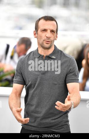 (170522) -- CANNES, 22. Mai 2017 -- Schauspieler Mathieu Kassovitz des Films Happy End posiert für Fotos in Cannes, Frankreich, am 22. Mai 2017. Der Film Happy End unter der Regie des österreichischen Regisseurs Michael Haneke wird für die Palme d oder auf den 70. Filmfestspielen von Cannes antreten. )(zf) FRANCE-CANNES-70th CANNES FILM FESTIVAL-IN WETTBEWERB-HAPPY END-PHOTOCALL ChenxYichen PUBLICATIONxNOTxINxCHN Cannes 22. Mai 2017 Schauspieler Mathieu Kassovitz des Films Happy End posiert für Fotos in Cannes Frankreich AM 22. Mai 2017 der Film Happy End unter der Regie des österreichischen Regisseurs Michael Haneke wird um die Palme D oder AUF der konkurrieren Stockfoto