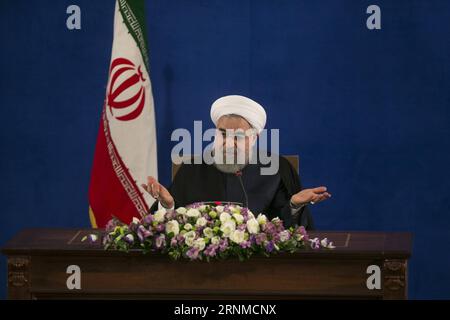 (170522) -- TEHERAN, 22. Mai 2017 -- Irans wiedergewählter Präsident Hassan Rouhani zeigt während einer Pressekonferenz in Teheran, der Hauptstadt des Iran, am 22. Mai 2017. Der wiedergewählte iranische Präsident Hassan Rouhani sagte am Montag, dass die Vereinigten Staaten ihre feindliche Politik gegenüber der Islamischen republik einstellen sollten. IRAN-TEHERAN-ROUHANI-USA-FEINDLICHE POLITIK-DROPPING AhmadxHalabisaz PUBLICATIONxNOTxINxCHN TEHERAN 22. Mai 2017 der rechtsgewählte iranische Präsident Hassan Rouhani zeigt auf einer Pressekonferenz in der iranischen Hauptstadt TEHERAN AM 22. Mai 2017 die rechtsgewählte iranische Präsidentin Hassan Rouhani sagte Montag Thatcher U Stockfoto