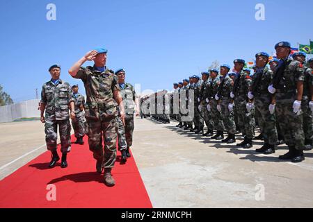 (170522) -- BEIRUT, 22. Mai 2017 -- Stabschef der UN-Interimstruppe im Libanon (UNIFIL) Brig. General Pierre Liot de Nortbecourt (L, Front) inspiziert Mitglieder der chinesischen Friedenstruppe während der 15. CHINBATT-Zeremonie zur Übertragung von Autoritäten (Rotation) im südlibanesischen Dorf Hinnieh durch die Hafenstadt Tyrus am 22. Mai 2017. Stabschef der Interimstruppe der Vereinten Nationen im Libanon (UNIFIL) Brig. Generalmajor Pierre Liot de Nortbecourt leitete am Montag die 15. CHINBATT-Zeremonie zur Übertragung von Autoritäten (Rotation). De Nortbecourt überwachte den 15. Chinesischen Frieden Stockfoto