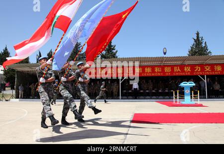 (170522) -- BEIRUT, 22. Mai 2017 -- drei Fahnenträger ziehen am Rostrum vorbei während der 15. CHINBATT-Übergabe (Rotation) im südlibanesischen Dorf Hinnieh durch die Hafenstadt Tyrus am 22. Mai 2017. Stabschef der Interimstruppe der Vereinten Nationen im Libanon (UNIFIL) Brig. Generalmajor Pierre Liot de Nortbecourt leitete am Montag die 15. CHINBATT-Zeremonie zur Übertragung von Autoritäten (Rotation). De Nortbecourt überwachte die 15. Chinesische Friedenssicherungsoperation Force Transfer of Authority to the 16th One zusammen mit dem Kapitän der 16. Chinesischen Multifunktionstechnik C Stockfoto