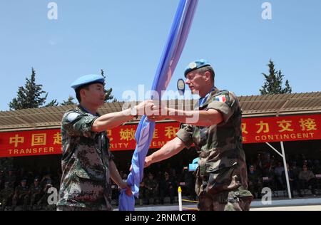 (170522) -- BEIRUT, 22. Mai 2017 -- Stabschef der UN-Interimstruppe im Libanon (UNIFIL) Brig. General Pierre Liot de Nortbecourt (R) übergibt die Flagge der Vereinten Nationen an den Kommandeur des 16. Chinesischen Bataillons Oberst Huang Yun während der 15. CHINBATT-Übergabe (Rotation) im südlibanesischen Dorf Hinnieh bei der Hafenstadt Tyrus am 22. Mai 2017. Stabschef der Interimstruppe der Vereinten Nationen im Libanon (UNIFIL) Brig. Generalmajor Pierre Liot de Nortbecourt leitete am Montag die 15. CHINBATT-Zeremonie zur Übertragung von Autoritäten (Rotation). De Nortbecourt überwachte die Stockfoto