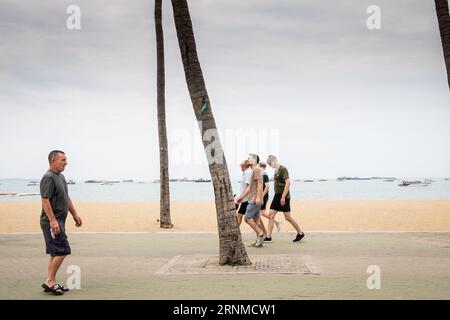 Touristen, Einheimische und Thailänder machen sich auf den Weg entlang der Beach Road in Pattaya Thailand. Stockfoto