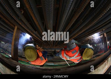 (170523) -- JI AN, 23. Mai 2017 -- Arbeiter sind auf der Baustelle der Ganjiang River Railway Brigde zu sehen, einem Großprojekt der Eisenbahn, die die kohlereiche westliche Autonome Region Innere Mongolei mit der Stadt Ji an in der ostchinesischen Provinz Jiangxi verbindet, am 22. Mai 2017 in Ji an. Die Strecke wird Kohle über 1.800 km von Haolebaoji in der Inneren Mongolei Nordchinas nach Ji an transportieren. ) (YXB) CHINA-JIANGXI-RAILWAY-BRIDGE-CONSTRUCTION(CN) KongxXiangwen PUBLICATIONxNOTxINxCHN JI bis 23. Mai 2017 Arbeiter sind Seen AUF der Baustelle der Ganjiang River Railway Brigde ein Großprojekt der R Stockfoto
