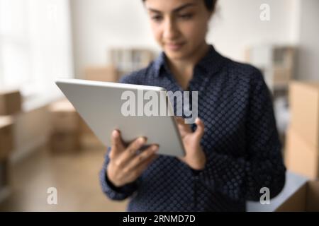 Nahaufnahme eines Tablet-Computers in weiblichen Händen Stockfoto