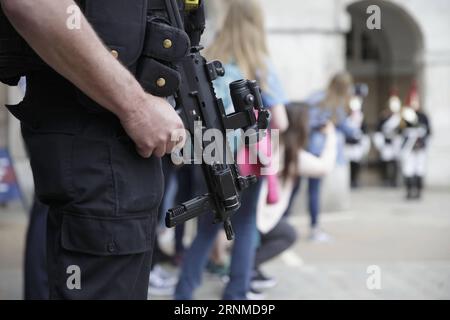 (170523) -- LONDON, 23. Mai 2017 -- ein bewaffneter Polizist ist nach dem Bombenanschlag der Manchester Arena in London, Großbritannien, am 23. Mai 2017 abgebildet. ) (dtf) GROSSBRITANNIEN-LONDON-MANCHESTER BOMBENANSCHLAG TimxIreland PUBLICATIONxNOTxINxCHN London 23. Mai 2017 an bewaffneten Polizisten IST nach dem Bombenanschlag der Manchester Arena in London Großbritannien AM 23. Mai 2017 dtf Britain London Manchester Bombenanschlag auf TimxIreland PUBLICATIONxNOTxINxCHN abgebildet Stockfoto