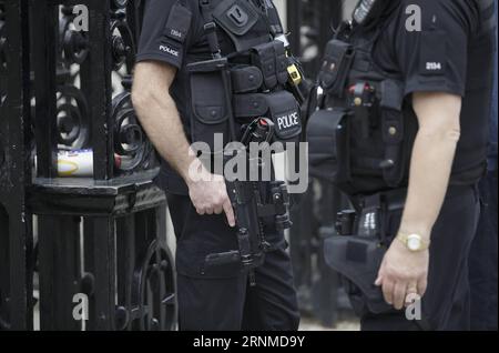 (170523) -- LONDON, 23. Mai 2017 -- bewaffnete Polizisten auf Whitehall sind nach dem Bombenanschlag der Manchester Arena in London am 23. Mai 2017 abgebildet. (dtf) GROSSBRITANNIEN-LONDON-MANCHESTER BOMBENANSCHLAG TimxIreland PUBLICATIONxNOTxINxCHN London 23. Mai 2017 bewaffnete Polizisten AUF Whitehall sind nach dem Bombenanschlag der Manchester Arena in London Großbritannien AM 23. Mai 2017 dtf Britain London Manchester Bombenanschlag AUF TimxIreland PUBLICATIONxNOTxINxCHN abgebildet Stockfoto