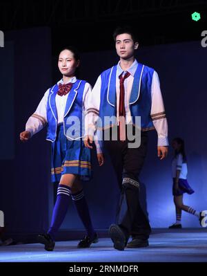 (170524) -- YIYANG, 24. Mai 2017 -- Models präsentieren Kreationen von Schuluniformen bei einem Schuluniform-Designwettbewerb im Hunan Arts and Crafts Vocational College in Yiyang, Provinz Hunan, 23. Mai 2017. Der Designwettbewerb mit 114 Schuluniformen aus 19 Serien startete hier am Dienstag. ) (Yxb) CHINA-HUNAN-SCHOOL UNIFORM-DESIGN CONTEST (CN) LixGa PUBLICATIONxNOTxINxCHN Yiyang 24. Mai 2017 Models präsentieren Kreationen von SCHULUNIFORMEN BEI einem School Uniform Design Contest in Hunan Arts and Crafts Vocational College in Yiyang, Zentralchina, Provinz Hunan, 23. Mai 2017 The Design C Stockfoto