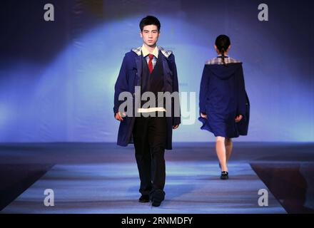 (170524) -- YIYANG, 24. Mai 2017 -- Models präsentieren Kreationen von Schuluniformen bei einem Schuluniform-Designwettbewerb im Hunan Arts and Crafts Vocational College in Yiyang, Provinz Hunan, 23. Mai 2017. Der Designwettbewerb mit 114 Schuluniformen aus 19 Serien startete hier am Dienstag. ) (Yxb) CHINA-HUNAN-SCHOOL UNIFORM-DESIGN CONTEST (CN) LixGa PUBLICATIONxNOTxINxCHN Yiyang 24. Mai 2017 Models präsentieren Kreationen von SCHULUNIFORMEN BEI einem School Uniform Design Contest in Hunan Arts and Crafts Vocational College in Yiyang, Zentralchina, Provinz Hunan, 23. Mai 2017 The Design C Stockfoto