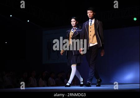 (170524) -- YIYANG, 24. Mai 2017 -- Models präsentieren Kreationen von Schuluniformen bei einem Schuluniform-Designwettbewerb im Hunan Arts and Crafts Vocational College in Yiyang, Provinz Hunan, 23. Mai 2017. Der Designwettbewerb mit 114 Schuluniformen aus 19 Serien startete hier am Dienstag. ) (Yxb) CHINA-HUNAN-SCHOOL UNIFORM-DESIGN CONTEST (CN) LixGa PUBLICATIONxNOTxINxCHN Yiyang 24. Mai 2017 Models präsentieren Kreationen von SCHULUNIFORMEN BEI einem School Uniform Design Contest in Hunan Arts and Crafts Vocational College in Yiyang, Zentralchina, Provinz Hunan, 23. Mai 2017 The Design C Stockfoto