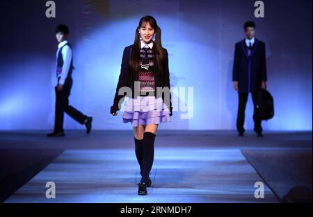 (170524) -- YIYANG, 24. Mai 2017 -- Models präsentieren Kreationen von Schuluniformen bei einem Schuluniform-Designwettbewerb im Hunan Arts and Crafts Vocational College in Yiyang, Provinz Hunan, 23. Mai 2017. Der Designwettbewerb mit 114 Schuluniformen aus 19 Serien startete hier am Dienstag. ) (Yxb) CHINA-HUNAN-SCHOOL UNIFORM-DESIGN CONTEST (CN) LixGa PUBLICATIONxNOTxINxCHN Yiyang 24. Mai 2017 Models präsentieren Kreationen von SCHULUNIFORMEN BEI einem School Uniform Design Contest in Hunan Arts and Crafts Vocational College in Yiyang, Zentralchina, Provinz Hunan, 23. Mai 2017 The Design C Stockfoto