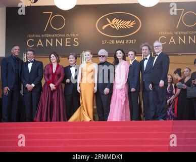 (170524) -- CANNES, 24. Mai 2017 -- Jurymitglieder nehmen an der 70. Jahrestagung der Filmfestspiele von Cannes in Cannes, Frankreich, am 23. Mai 2017 Teil. ) (Jmmn) FRANCE-CANNES-FILM FESTIVAL-70th ANNIVERSARY-RED CARPET XuxJinquan PUBLICATIONxNOTxINxCHN Cannes 24. Mai 2017 Jurymitglieder nehmen an der 70. Jahrestagung der Cannes Film Festival in Cannes Frankreich 23. Mai 2017 jmmn France Cannes Film Festival 70th anniversary Red Carpet XuxJinquan PUBLICATIONxNOTxINxCHN Teil Stockfoto