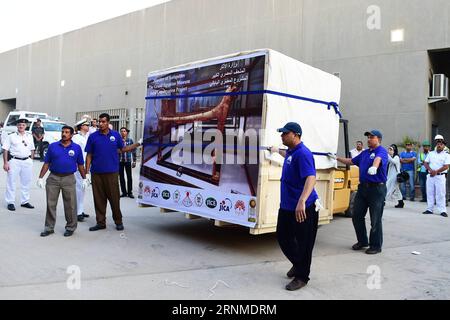 (170524) -- KAIRO, 24. Mai 2017 -- ägyptische Arbeiter verlegen am 23. Mai 2017 eine Kiste mit dem Begräbnisbett des alten Königs Tutanchamun im Großen Ägyptischen Museum (GEM) in der Nähe des Pyramidenplateaus in Gizeh, Ägypten. Das ägyptische Antikenministerium verlegte am Dienstag das 3.000 Jahre alte Begräbnisbett und den Wagen des alten Königs Tutanchamun aus dem Ägyptischen Museum in Tahrir in der Innenstadt von Kairo in das große Ägyptische Museum (JUWEL) in der Nähe des Pyramidenplateaus in Gizeh. Der ägyptische Antikenminister Khaled al-Anany sagte den Reportern, dass sie bis jetzt etwa 3.900 Stücke von König tut's Artefakt in das JUWEL gebracht hätten Stockfoto