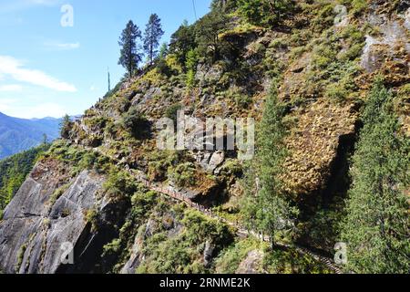 Der letzte abwärts gelegene Wanderweg vor dem letzten steilen Aufstieg zum Kloster Tiger's Nest hoch über dem Paro-Tal im Königreich Bhutan Stockfoto