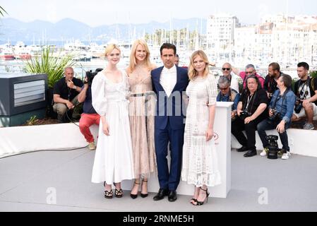 (170524) -- CANNES, 24. Mai 2017 -- Cast-Mitglieder Elle Fanning, Nicole Kidman, Colin Farrell und Kirsten Dunst (von L bis R) des Films The Verguiled Pose für einen Fototermin in Cannes, Frankreich am 24. Mai 2017. Der Film The Verguiled unter der Regie der amerikanischen Regisseurin Sofia Coppola wird für die Palme d or auf dem 70. Filmfestival von Cannes antreten. (lrz) FRANCE-CANNES-70th CANNES FILM FESTIVAL-IN COMPETITION-THE BEGUILED-PHOTOCALL ChenxYichen PUBLICATIONxNOTxINxCHN Cannes 24. Mai 2017 Cast-Mitglieder Elle Fanning Nicole Kidman Colin Farrell und Kirsten Vapor von l bis r des Films The beguiled Pose for a p Stockfoto