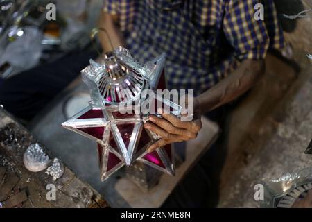 (170524) -- KAIRO, 24. Mai 2017 -- Hussein Sayyid stellt in seiner Werkstatt in Kairo, Ägypten, am 20. Mai 2017 eine traditionelle handgefertigte Laterne her. Sayyids Werkstatt befindet sich in einem alten Gebäude in einer Straße voller Werkstätten in Al-Qalaa, was die Zitadelle auf Arabisch bedeutet und sich auf Kairos Saladin-Zitadelle bezieht. Sayyids Werkstatt produziert bunte handgefertigte Glas- und Metalllaternen verschiedener Größen, die auf Arabisch als Fanoos bekannt sind und an Ständen vor der Werkstatt ausgestellt sind. Traditionelle handgefertigte Laternen dienen in Ägypten normalerweise während des jährlichen Ramadan-Monats als Dekoration. ) ÄGYPTEN-KAIRO-RAMADAN-HANDGEFERTIGTE WINDLICHTER AHMEDXGOMAA P. Stockfoto