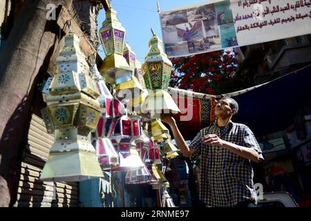 (170524) – KAIRO, 24. Mai 2017 – Hussein Sayyid zeigt am 20. Mai 2017 traditionelle handgefertigte Laternen vor seiner Werkstatt in Kairo, Ägypten. Sayyids Werkstatt befindet sich in einem alten Gebäude in einer Straße voller Werkstätten in Al-Qalaa, was die Zitadelle auf Arabisch bedeutet und sich auf Kairos Saladin-Zitadelle bezieht. Sayyids Werkstatt produziert bunte handgefertigte Glas- und Metalllaternen verschiedener Größen, die auf Arabisch als Fanoos bekannt sind und an Ständen vor der Werkstatt ausgestellt sind. Traditionelle handgefertigte Laternen dienen in Ägypten normalerweise während des jährlichen Ramadan-Monats als Dekoration. ) ÄGYPTEN-KAIRO-RAMADAN-HANDGEFERTIGTE LATERNEN ZHAOXD Stockfoto