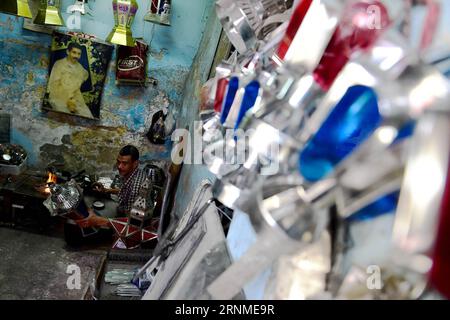 (170524) -- KAIRO, 24. Mai 2017 -- Hussein Sayyid stellt in seiner Werkstatt in Kairo, Ägypten, am 20. Mai 2017 eine traditionelle handgefertigte Laterne her. Sayyids Werkstatt befindet sich in einem alten Gebäude in einer Straße voller Werkstätten in Al-Qalaa, was die Zitadelle auf Arabisch bedeutet und sich auf Kairos Saladin-Zitadelle bezieht. Sayyids Werkstatt produziert bunte handgefertigte Glas- und Metalllaternen verschiedener Größen, die auf Arabisch als Fanoos bekannt sind und an Ständen vor der Werkstatt ausgestellt sind. Traditionelle handgefertigte Laternen dienen in Ägypten normalerweise während des jährlichen Ramadan-Monats als Dekoration. ) ÄGYPTEN-KAIRO-RAMADAN-HANDGEFERTIGTE LATERNEN ZHAOXDINGZHE Stockfoto