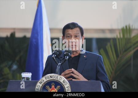 (170525) -- MANILA, 25. Mai 2017 -- der philippinische Präsident Rodrigo Duterte hält am 24. Mai 2017 Pressekonferenzen am internationalen Flughafen Manila in Manila ab. Rodrigo Duterte warnte am Mittwoch, dass er erwäge, das gesamte Land unter Kriegsrecht zu stellen, und sagte, dass die Militanten weiterhin mehr Terror nicht nur in den südlichen Philippinen, sondern auch in anderen Teilen des Landes säen könnten. (zy) PHILIPPINEN-MANILA-MARTIAL LAW-DUTERTE WangxYu PUBLICATIONxNOTxINxCHN MANILA Mai 25 2017 der philippinische Präsident Rodrigo Duterte hält AM internationalen Flughafen MANILA in Manila IM Mai eine Pressekonferenz ab Stockfoto