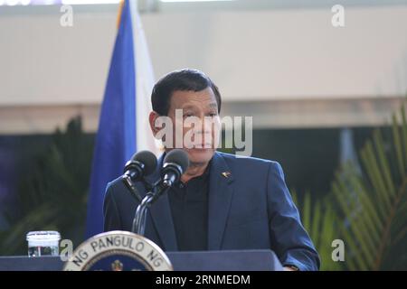 (170525) -- MANILA, 25. Mai 2017 -- der philippinische Präsident Rodrigo Duterte hält am 24. Mai 2017 Pressekonferenzen am internationalen Flughafen Manila in Manila ab. Rodrigo Duterte warnte am Mittwoch, dass er erwäge, das gesamte Land unter Kriegsrecht zu stellen, und sagte, dass die Militanten weiterhin mehr Terror nicht nur in den südlichen Philippinen, sondern auch in anderen Teilen des Landes säen könnten. (zy) PHILIPPINEN-MANILA-MARTIAL LAW-DUTERTE WangxYu PUBLICATIONxNOTxINxCHN MANILA Mai 25 2017 der philippinische Präsident Rodrigo Duterte hält AM internationalen Flughafen MANILA in Manila IM Mai eine Pressekonferenz ab Stockfoto