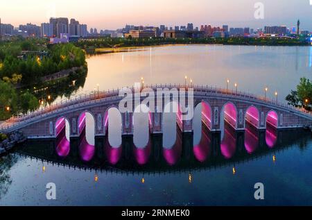 (170525) -- TANGSHAN, 25. Mai 2017 -- Luftaufnahme vom 23. Mai 2017 zeigt die Landschaft des South Lake Park in der Stadt Tangshan in der nordchinesischen Provinz Hebei. ) (LB) CHINA-HEBEI-TANGSHAN-LUFTAUFNAHME (CN) MuxYu PUBLICATIONxNOTxINxCHN Tang Shan Mai 25 2017 Luftaufnahme aufgenommen AM 23. Mai 2017 zeigt die Landschaft des South Lake Park in der Stadt Tang Shan in Nordchina S Hebei Province LB China Hebei Tang Shan Aerial View CN MuxYu PUICATIONxNOTXCHINxCHINXCHINXCHINCHINN Stockfoto