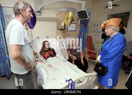 (170525) -- MANCHESTER, 25. Mai 2017 -- Queen Elizabeth II. (R) besucht das Royal Manchester Children s Hospital, um die Opfer des Attentats auf die Manchester Arena in Manchester, Großbritannien, am 25. Mai 2017 zu treffen. (yk) -UK OUT- BRITAIN-MANCHESTER-TERROR ATTACK-QUEEN-VISIT (Xinhua)x-UKxOUT- PUBLICATIONxNOTxINxCHN Manchester Mai 25 2017 Queen Elizabeth II r besucht das Royal Manchester Children S Hospital, um Opfer des Manchester Arena-Angriffs in Manchester zu treffen Großbritannien Mai 25 2017 YK UK Out Britain Manchester Terror Attack Queen Visit XINHUA X PUNOBLICATINNCHxN Stockfoto