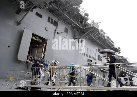 (170525) -- NEW YORK, 25. Mai 2017 -- Leute gehen an Bord der USS Kearsarge, eines Mehrzweck-amphibischen Angriffsschiffs der Wasp-Klasse, während einer Veranstaltung der New York Fleet Week in New York, 25. Mai 2017. Die New York Fleet Week findet vom 24. Mai bis zum 30. Mai statt. U.S.-NEW YORK-FLEET WEEK-USS KEARSARGE WangxYing PUBLICATIONxNOTxINxCHN New York Mai 25 2017 Prominente gehen an Bord der USS Kearsarge ein Mehrzweck-Amphibienangriffsschiff der Wasp-Klasse während des Events der New York Fleet Week in New York Mai 25 2017 die New York Fleet Week IST Hero vom 24. Mai bis Mai 30 U S New York Fleet Week USS Kearsarge WangxYing PU Stockfoto