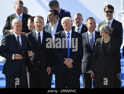 (170525) -- BRÜSSEL, 25. Mai 2017 -- König Philippe von Belgien, NATO-Generalsekretär Jens Stoltenberg, US-Präsident Donald Trump, britische Premierministerin Theresa May (von L nach R, Front) und andere Führer der NATO-mitgliedsstaaten beobachten die Flugschau bei der Übergabe des neuen NATO-Hauptquartiers während eines eintägigen NATO-Gipfels in Brüssel, Belgien, am 25. Mai 2017. ) BELGIEN-BRÜSSEL-NATO-GIPFEL-NATO-NEUE HAUPTQUARTIER-ÜBERGABE-ZEREMONIE YexPingfan PUBLICATIONxNOTxINxCHN Brüssel Mai 25 2017 König Philippe von Belgien NATO-Generalsekretär Jens Stoltenberg US-Präsident Donald Trump British Prime Mini Stockfoto