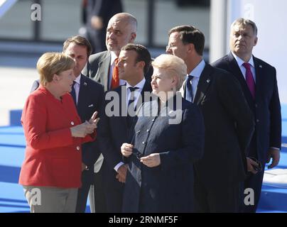 (170525) -- BRÜSSEL, 25. Mai 2017 -- Bundeskanzlerin Angela Merkel, luxemburgischer Premierminister Xavier Bettel, albanischer Premierminister EDI Rama, französischer Präsident Emmanuel Macron, litauischer Präsident Dalia Grybauskaite, niederländischer Premierminister Mark Rutte und ungarischer Premierminister Viktor Orban (von L bis R) Vortrag während der Flugshow bei der Übergabe des neuen NATO-Hauptquartiers während eines eintägigen NATO-Gipfels in Brüssel, Belgien, 25. Mai 2017. ) BELGIEN-BRÜSSEL-NATO-GIPFEL-NATO-NEUE HAUPTQUARTIER-ÜBERGABE-ZEREMONIE YexPingfan PUBLICATIONxNOTxINxCHN Brüssel Mai 25 2017 Bundeskanzler an Stockfoto