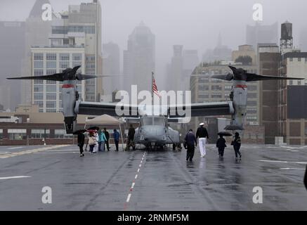 (170525) -- NEW YORK, 25. Mai 2017 -- Menschen besuchen die USS Kearsarge, ein Mehrzweck-amphibisches Angriffsschiff der Wasp-Klasse, während einer Veranstaltung der New York Fleet Week in New York, 25. Mai 2017. Die New York Fleet Week findet vom 24. Mai bis zum 30. Mai statt. U.S.-NEW YORK-FLEET WEEK-USS KEARSARGE WangxYing PUBLICATIONxNOTxINxCHN New York Mai 25 2017 Prominente besuchen USS Kearsarge ein Mehrzweck-Amphibienangriffsschiff der Wasp-Klasse während des Ereignisses der New York Fleet Week in New York Mai 25 2017 die New York Fleet Week IS Hero vom 24. Bis 30. Mai U s New York Fleet Week USS Kearsarge WangxYing PUBLICATIONxNOTxIN Stockfoto