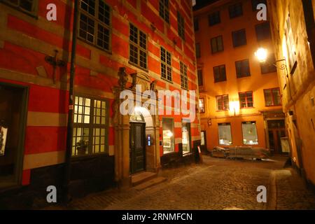 (170526) -- STOCKHOLM, 26. Mai 2017 -- Foto aufgenommen am 23. Mai 2017 zeigt den nächtlichen Blick auf die Altstadt von Schwedens Hauptstadt Stockholm. Mit einer über 700-jährigen Geschichte hat die Altstadt von Stockholm viele altehrwürdige Gebäude und Straßen. ) (yy) SCHWEDEN-STOCKHOLM-NACHTSICHT Gongxbing PUBLICATIONxNOTxINxCHN Stockholm Mai 26 2017 Foto aufgenommen AM 23. Mai 2017 zeigt die Nachtsicht der Altstadt von Schweden S Hauptstadt Stockholm mit einer Geschichte von mehr als 700 Jahren Alt die Altstadt von Stockholm hat VIELE altehrwürdige Gebäude und Straßen yy Schweden Stockholm Nachtsicht GongxBing PUBLICATIONx Stockfoto