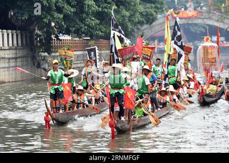 (170526) -- GUANGZHOU, 26. Mai 2017 -- Menschen nehmen an einer Drachenbootaktivität in Guangzhou, der Hauptstadt der südchinesischen Provinz Guangdong, am 26. Mai 2017 Teil. Am Freitag fand im Tianhe-Bezirk von Guangzhou eine Folklore-Veranstaltung statt, um das bevorstehende chinesische traditionelle Duanwu-Festival oder Dragon Boat Festival zu feiern. Das Festival findet am 30. Mai dieses Jahres statt. ) (zhs) CHINA-GUANGZHOU-DRAGON BOAT FESTIVAL-CELEBRATION (CN) LiangxXu PUBLICATIONxNOTxINxCHN Guangzhou im Mai 26 2017 Prominente nehmen an einer Dragon Boat Aktivität in Guangzhou Hauptstadt Südchinas Teil Provinz Guangdong im Mai 26 2017 eine Folk Activit Stockfoto