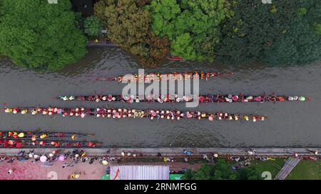 (170526) -- GUANGZHOU, 26. Mai 2017 -- Menschen nehmen an einer Drachenbootaktivität in Guangzhou, der Hauptstadt der südchinesischen Provinz Guangdong, am 26. Mai 2017 Teil. Am Freitag fand im Tianhe-Bezirk von Guangzhou eine Folklore-Veranstaltung statt, um das bevorstehende chinesische traditionelle Duanwu-Festival oder Dragon Boat Festival zu feiern. Das Festival findet am 30. Mai dieses Jahres statt. ) (zhs) CHINA-GUANGZHOU-DRAGON BOAT FESTIVAL-CELEBRATION (CN) LiangxXu PUBLICATIONxNOTxINxCHN Guangzhou im Mai 26 2017 Prominente nehmen an einer Dragon Boat Aktivität in Guangzhou Hauptstadt Südchinas Teil Provinz Guangdong im Mai 26 2017 eine Folk Activit Stockfoto