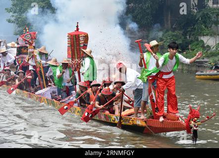 (170526) -- GUANGZHOU, 26. Mai 2017 -- Menschen nehmen an einer Drachenbootaktivität in Guangzhou, der Hauptstadt der südchinesischen Provinz Guangdong, am 26. Mai 2017 Teil. Am Freitag fand im Tianhe-Bezirk von Guangzhou eine Folklore-Veranstaltung statt, um das bevorstehende chinesische traditionelle Duanwu-Festival oder Dragon Boat Festival zu feiern. Das Festival findet am 30. Mai dieses Jahres statt. ) (zhs) CHINA-GUANGZHOU-DRAGON BOAT FESTIVAL-CELEBRATION (CN) LiangxXu PUBLICATIONxNOTxINxCHN Guangzhou im Mai 26 2017 Prominente nehmen an einer Dragon Boat Aktivität in Guangzhou Hauptstadt Südchinas Teil Provinz Guangdong im Mai 26 2017 eine Folk Activit Stockfoto