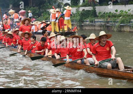 (170526) -- GUANGZHOU, 26. Mai 2017 -- Menschen nehmen an einer Drachenbootaktivität in Guangzhou, der Hauptstadt der südchinesischen Provinz Guangdong, am 26. Mai 2017 Teil. Am Freitag fand im Tianhe-Bezirk von Guangzhou eine Folklore-Veranstaltung statt, um das bevorstehende chinesische traditionelle Duanwu-Festival oder Dragon Boat Festival zu feiern. Das Festival findet am 30. Mai dieses Jahres statt. ) (zhs) CHINA-GUANGZHOU-DRAGON BOAT FESTIVAL-CELEBRATION (CN) LiangxXu PUBLICATIONxNOTxINxCHN Guangzhou im Mai 26 2017 Prominente nehmen an einer Dragon Boat Aktivität in Guangzhou Hauptstadt Südchinas Teil Provinz Guangdong im Mai 26 2017 eine Folk Activit Stockfoto